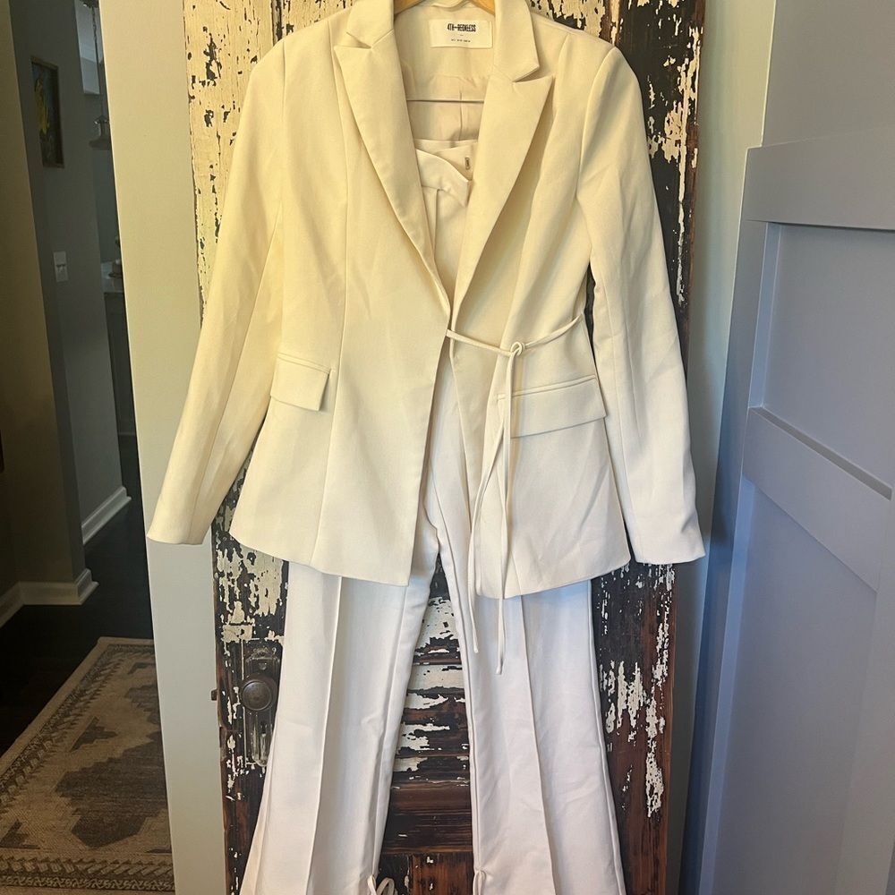 4TH & RECKLESS NWT
Alma Side Tie Blazer In Cream Blazer and Pants Set. Size XS
